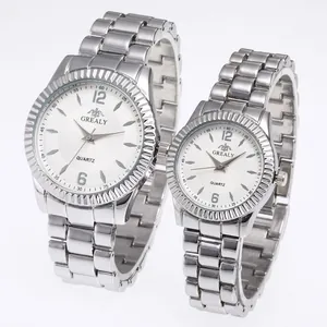 Élégant ensemble de montres pour couple en acier argenté avec cadran à quartz épuré