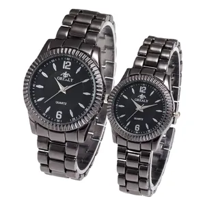 Un ensemble classique de montres pour couple avec bracelets en acier et cadrans noirs