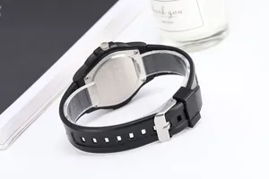 Detailansicht einer schwarzen wasserdichten Sportuhr mit Silikonarmband und Metallschnalle.