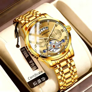 Détail d'une montre pour homme dorée style tourbillon avec un cadran squelette ajouré