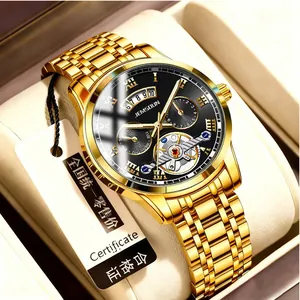 Détail macro d'une montre tourbillon squelette dorée pour homme avec cadran noir élégant