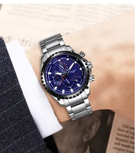 Gros plan de la montre pour homme Kimsdun en acier inoxydable avec cadran bleu au poignet