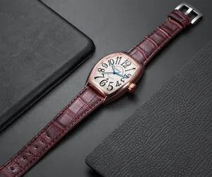 Reloj de cuarzo de lujo para hombre con caja de oro rosa y correa de cuero marrón.