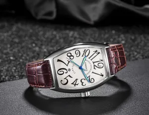 Primer plano del reloj de cuarzo tonneau KIMSDUN con manecillas luminosas.