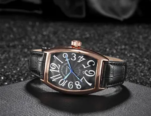 Primer plano del reloj de cuarzo tonneau oro rosa con agujas luminiscentes