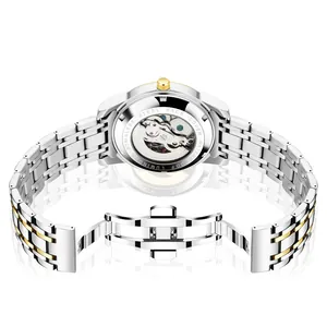 Détail de la vue arrière d'une montre automatique homme avec bracelet en acier bicolore