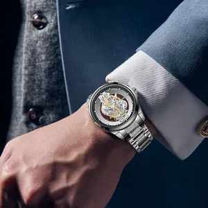 Montre squelette élégante pour hommes en argent avec cadran transparent et acier.