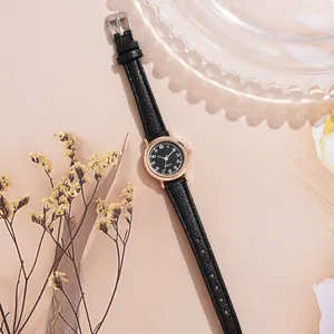 Montre femme minimaliste avec fin bracelet en cuir noir et petit cadran rond en or rose