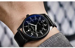 Gros plan d'une montre à quartz Kimsdun minimaliste noire avec bracelet en cuir sur le poignet