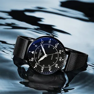 Montre à quartz KIMSDUN ultra-fine pour hommes avec bracelet en maille noire sur fond d'eau