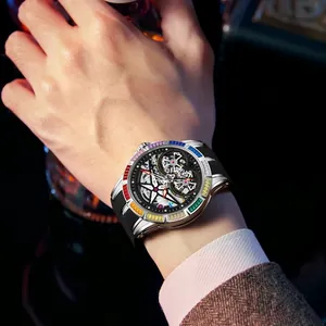 Montre squelette de luxe pour homme avec lunette sertie de diamants arc-en-ciel vibrants.