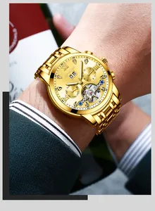 Close-up van luxe gouden automatisch mechanisch horloge met geskeletteerd tourbillon en diamanten