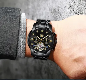 Luxe zwart mechanisch horloge met skeleton tourbillon en diamantachtige markers om de pols.