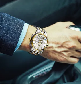 Gedetailleerd beeld van een luxe heren automatisch horloge met diamanten accenten.