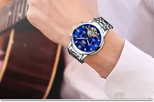 Gedetailleerde lifestyle weergave van Kimsdun skelet horloge om pols in blauwe kleur