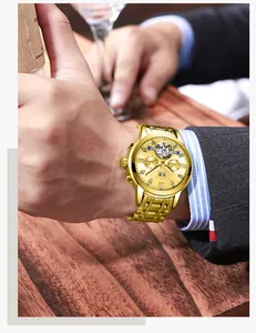 Detailopname van het gouden skeleton tourbillon automatische horloge voor heren
