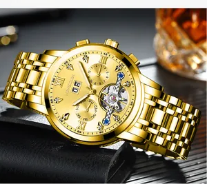 Close-up van goudkleurig KIMSDUN automatisch horloge met geskeletteerde wijzerplaat