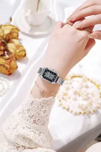 Primo piano dell'orologio da donna MEIBO vintage in argento con quadrante nero