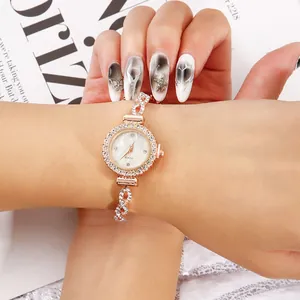 Gros plan sur une montre bracelet à quartz ronde en or rose avec strass pour femme