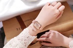 Elegante orologio rettangolare in oro rosa con cinturino in acciaio dettaglio