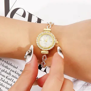 Gros plan d'une montre bracelet à quartz élégante pour femme avec cadran rond en strass