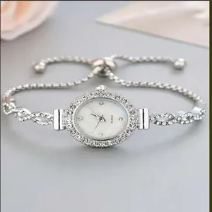 Vue détaillée de la montre bracelet à quartz tendance pour femmes avec strass argentés