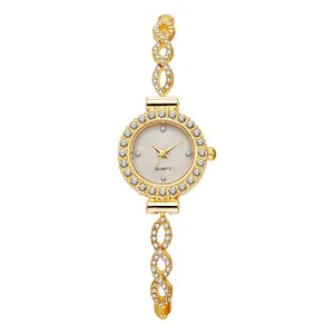 Vue détaillée d'une élégante montre à quartz dorée avec lunette et bracelet ornés de strass.