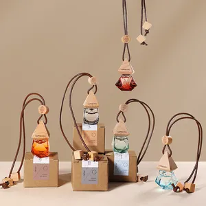 Detail van geometrische autoparfumflesjes met houten doppen in luxe geschenkdozen