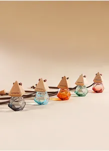Set van kleurrijke geometrische glazen auto-aromadiffusers met houten piramidedoppen