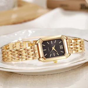 Detailansicht einer eleganten Damen-Quarzuhr mit goldenem Stahlband und schwarzem Zifferblatt