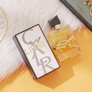 Dettaglio di un flacone di profumo da donna di lusso e scatola