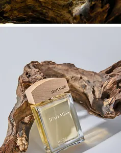 Λεπτομέρεια ανδρικού αρώματος 50ml με ξύλινο καπάκι και διαφανές γυάλινο μπουκάλι