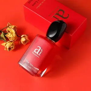 Dettaglio di un flacone di profumo rosso da 50 ml con tappo nero e scatola rossa.