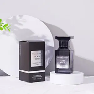 Λεπτομέρεια φιάλης Black Wood eau de parfum και μαύρη πολυτελής συσκευασία