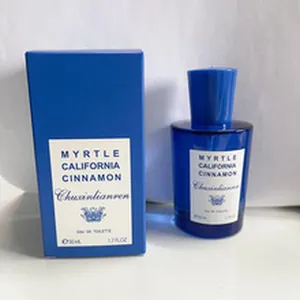 Vista dettagliata del profumo da donna da 50ml in boccetta blu con confezione blu