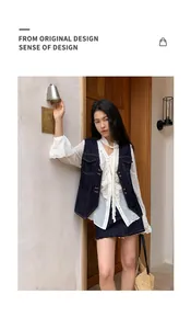 Gilet en jean rétro pour femme avec coutures contrastées et chemisier à volants.
