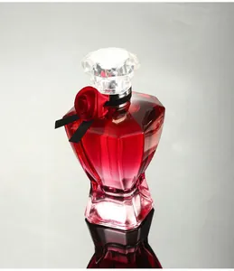 Detailansicht eines eleganten roten Rosenparfümflakons mit diamantgeschliffenem Verschluss.