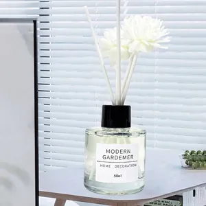 Diffusore a bastoncini nordico con fiori di margherita bianchi