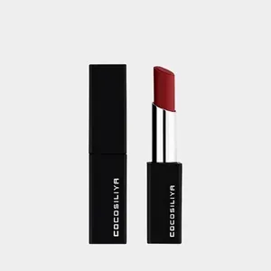 Rossetto opaco rosso pomodoro di qualità in un elegante astuccio quadrato nero