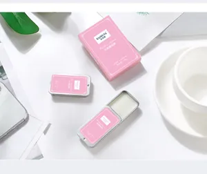Vista detallada del bálsamo de perfume sólido rosa KAINUYA en cajas metálicas.