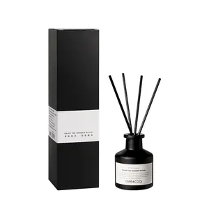 Minimalistische zwarte geurstokjes set met een elegante geschenkdoos voor in huis.