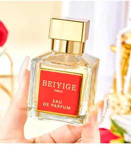 Primo piano dell'elegante flacone di profumo da donna da 70 ml rosso e oro