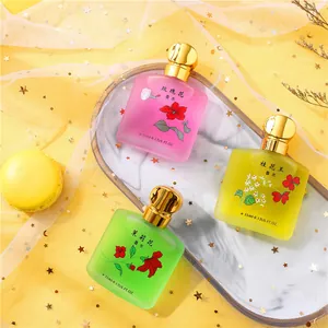 Dettaglio dei flaconi di profumo smerigliati da 35 ml nei gusti rosa, gelsomino e osmanto.