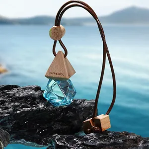 Hervulbare blauwe geometrische glazen auto aromatherapie hanger met houten kap op rots