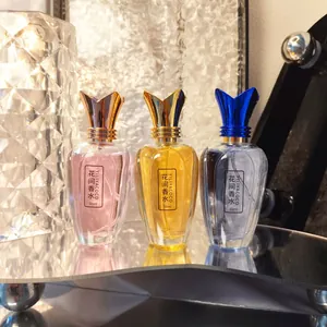 Detailansicht von drei 50-ml-Parfümflaschen in Pink, Gelb und Blau mit Kronenverschlüssen