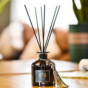 Diffuseur à bâtonnets 50ml avec flacon en verre brun et gland doré pour la maison