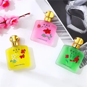 Set di tre flaconi di profumo satinati da 35 ml con fragranze floreali in rosa, giallo e verde.