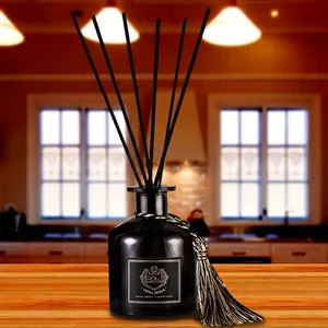Diffuseur de parfum de luxe 50ml avec bâtonnets noirs et élégant pompon doré pour la maison