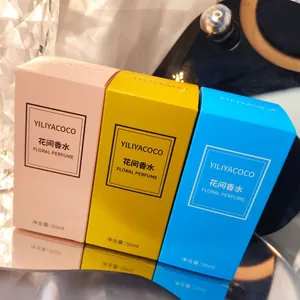 Detaillierte Ansicht der YILIYACOCO Blumenparfüm-Verpackungen in Rosa, Gelb und Blau.