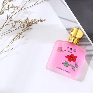 Vista macro di un flacone di profumo alla rosa satinato rosa da 35ml con tappo oro